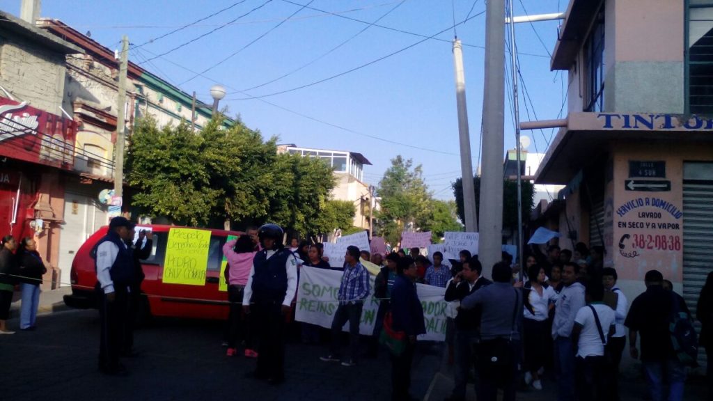 Cierran calle trabajadores de Ooselite, ex director los encabeza