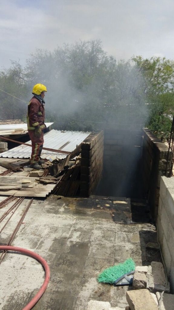 Incendio en Zinacatepec, acudieron bomberos de Ajalpan a auxiliar