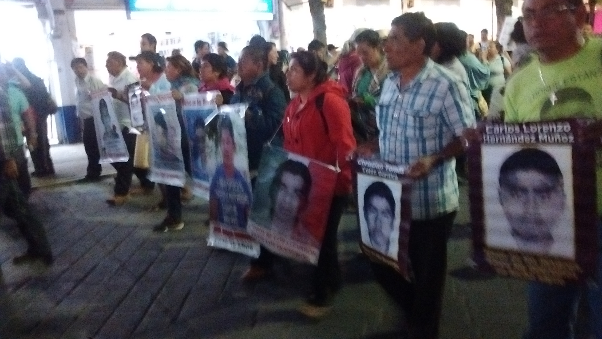 Padres de normalistas desaparecidos participaron en marcha en Tehuacán