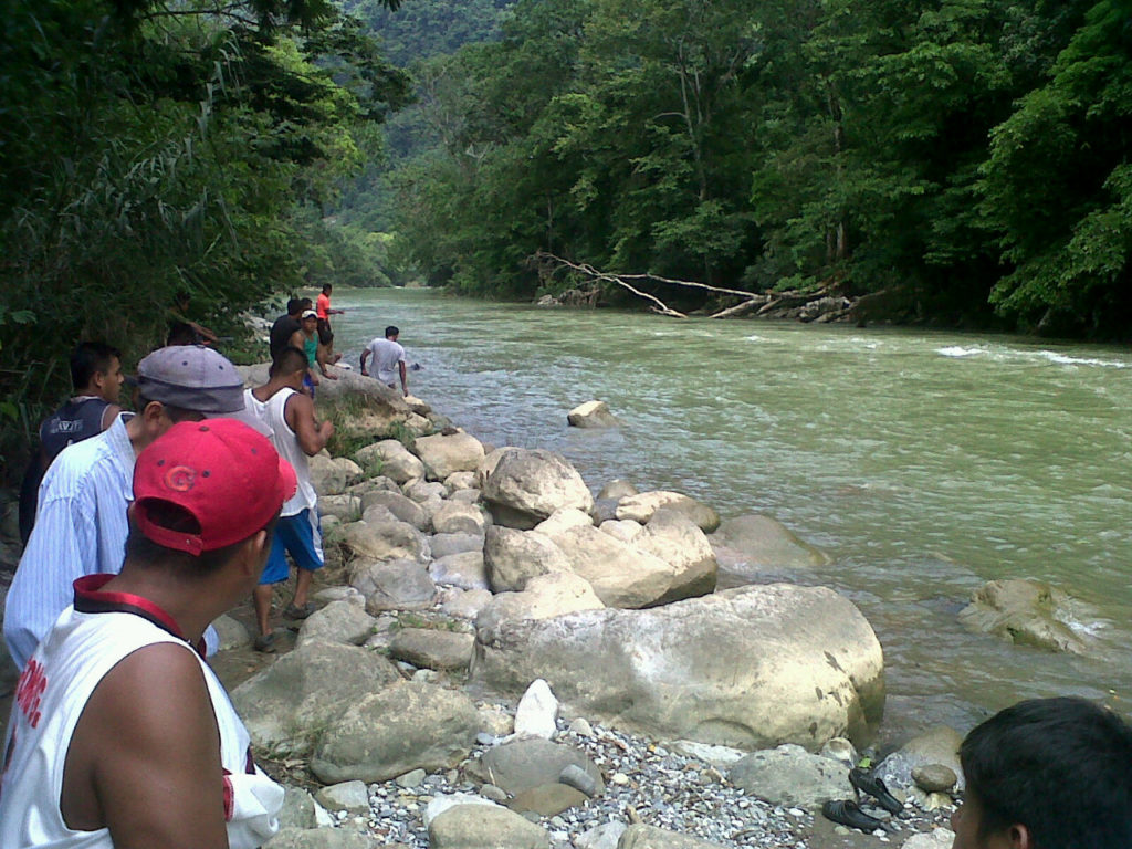 Niña cayó a río en la Sierra Negra, aun no la encuentran