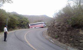 Autobús se sale de carretera con pasajeros a bordo