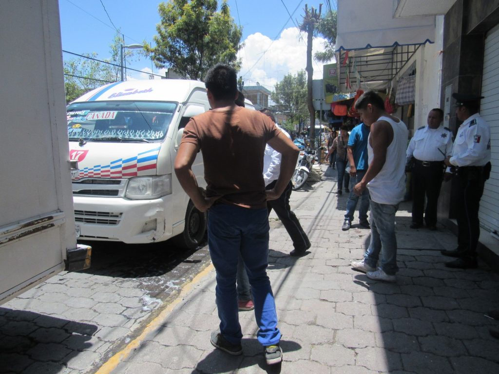 Microbus impacta a colectiva de la Ruta 17