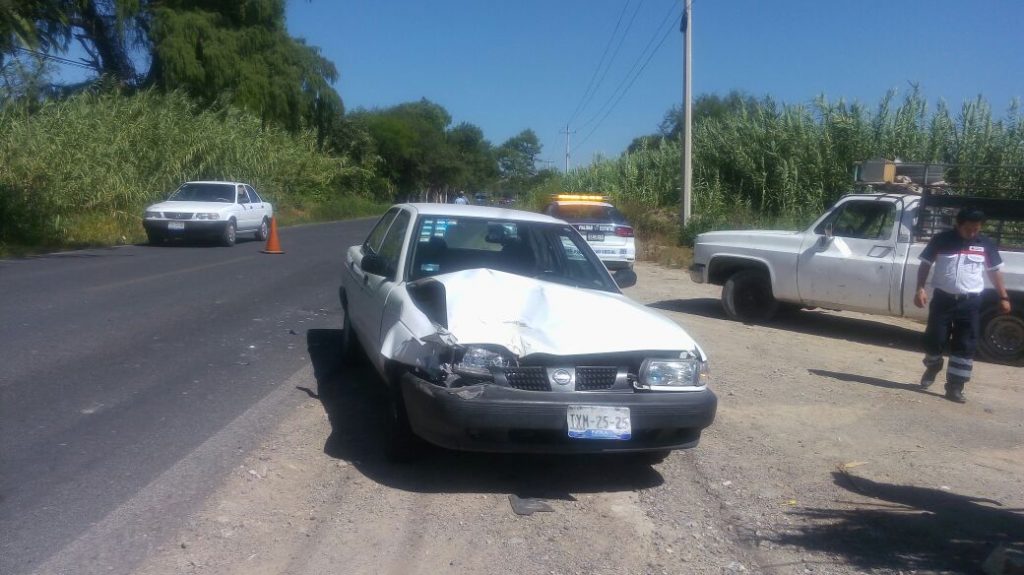 Imprudencia de chofer causa accidente