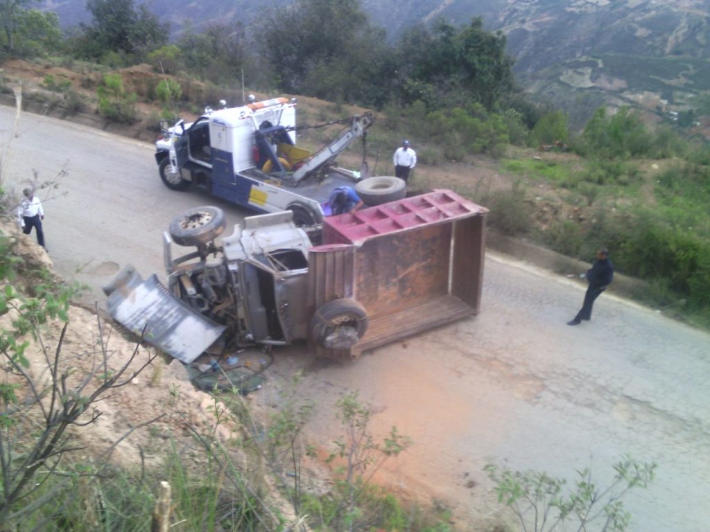 Camión de volteo volcó en la Sierra Negra