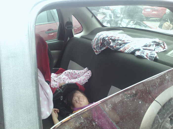 Dejaron a sus niños durmiendo en el auto, sin medidas de seguridad