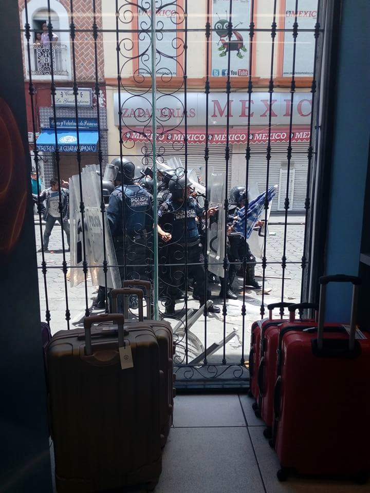 Enfrentamiento entre policías y comerciantes en la capital poblana