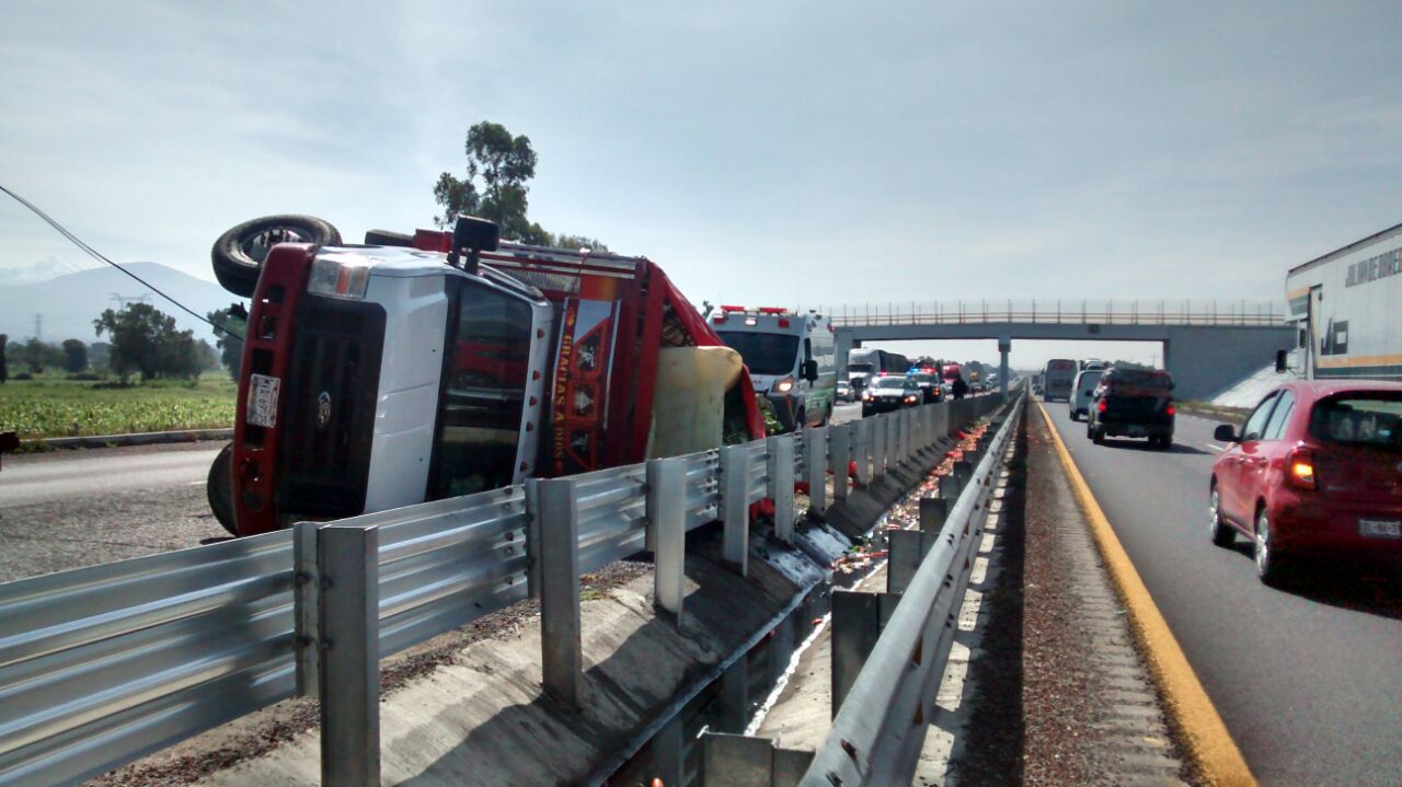 El exceso de velocidad provocó que el operador de una camioneta volcara sobre la autopista Puebla-Orizaba