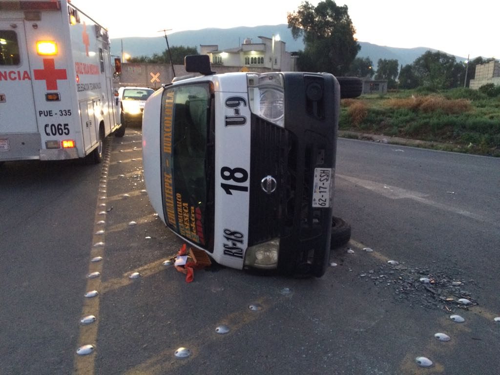 Salen ilesos, tras volcadura de colectiva