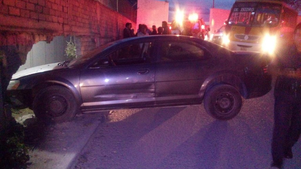 Chocó su auto contra barda del Rastro de Aves