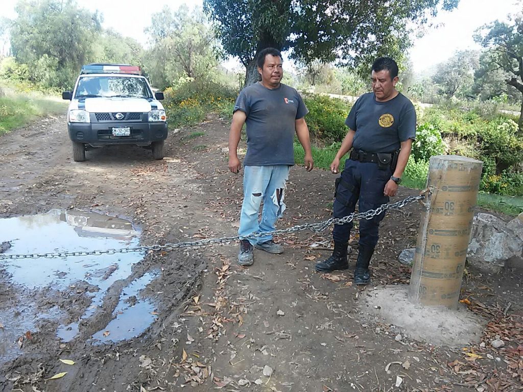 Colocan cadenas en calles de Chapulco, para prevenir actos delictivos