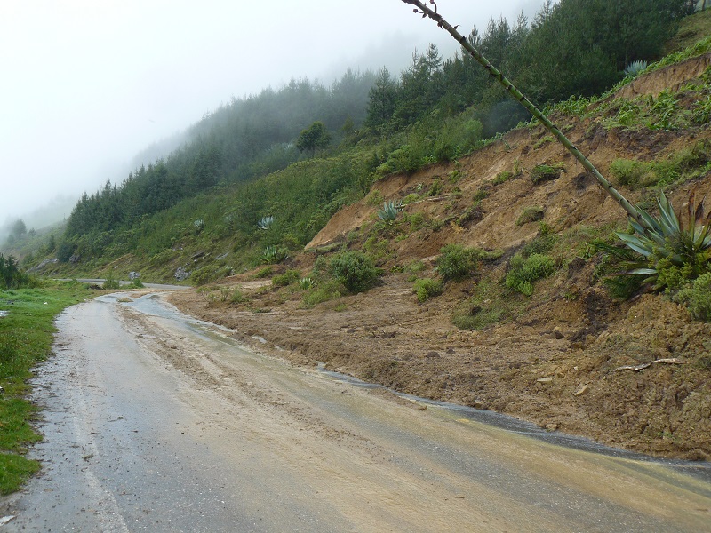 Lluvias generan afectaciones en caminos de Santa Catarina Otzolotepec
