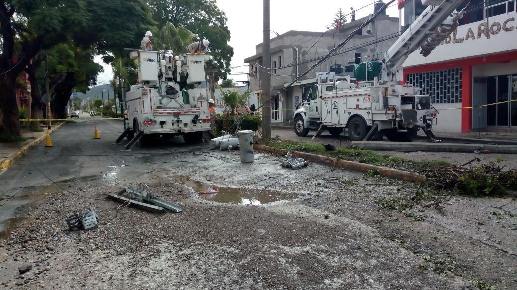 Choca contra poste y deja sin luz a decenas de familias – Noticias Tehuacan