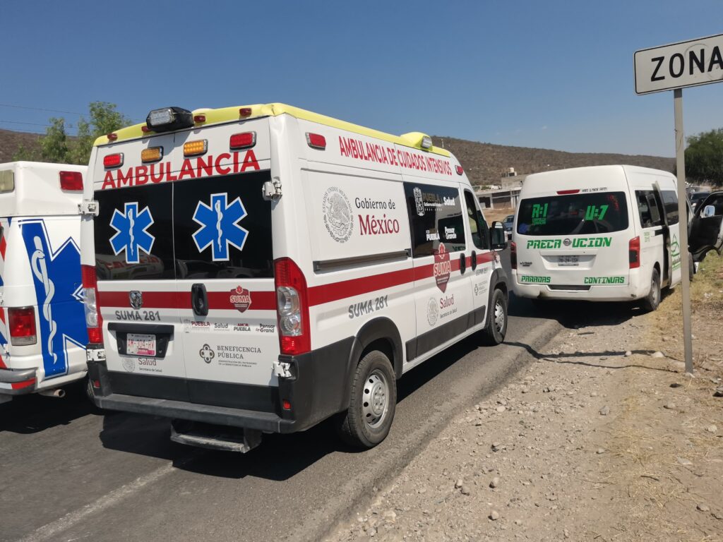 Autoridades y servicios de emergencia atienden a los lesionados tras el choque por alcance en la carretera federal 150, a la altura de Villa Alegría.