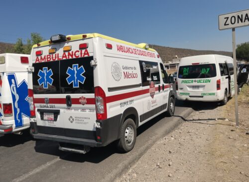 Autoridades y servicios de emergencia atienden a los lesionados tras el choque por alcance en la carretera federal 150, a la altura de Villa Alegría.