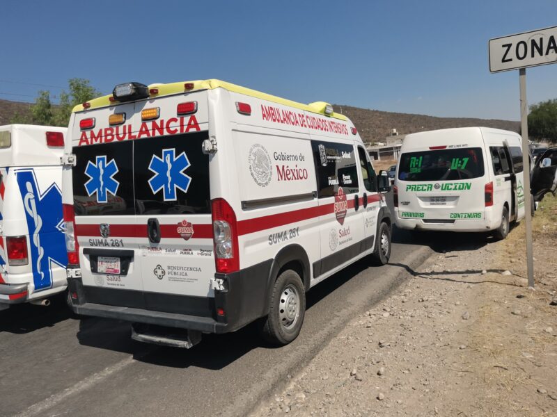 Autoridades y servicios de emergencia atienden a los lesionados tras el choque por alcance en la carretera federal 150, a la altura de Villa Alegría.