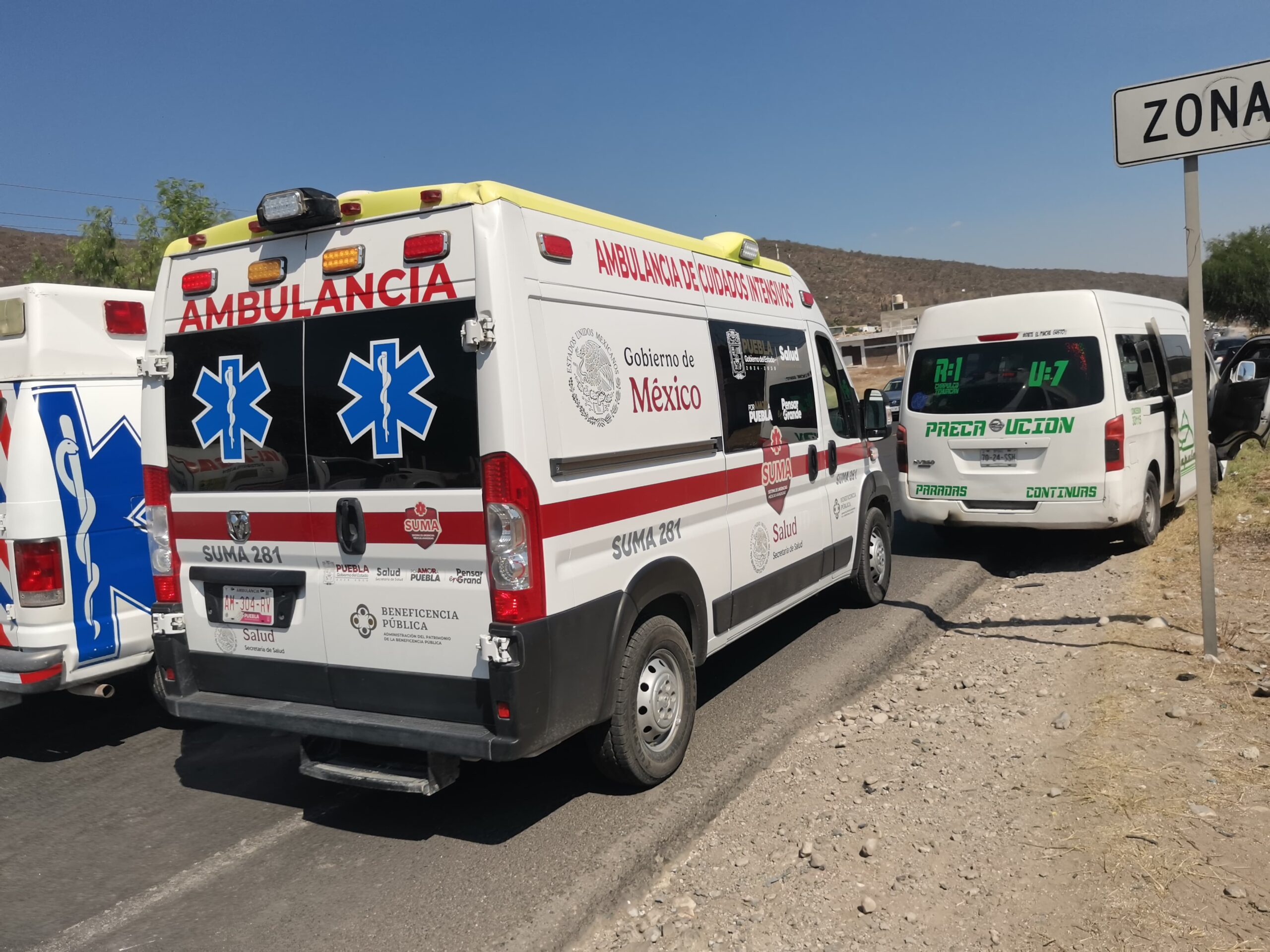 Autoridades y servicios de emergencia atienden a los lesionados tras el choque por alcance en la carretera federal 150, a la altura de Villa Alegría.