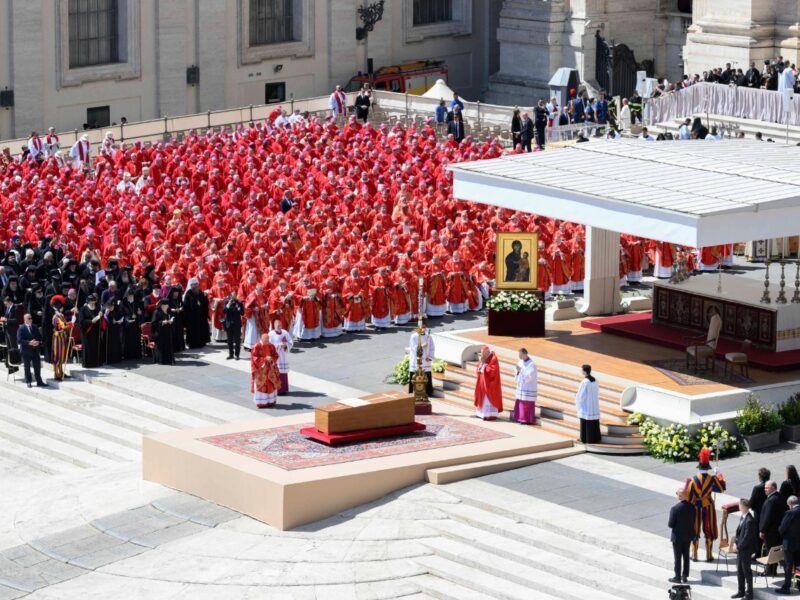 "El mundo despide a un pastor de paz y esperanza. Francisco, incansable defensor de los migrantes, los pobres y las periferias, nos deja el legado de su fe viva. Ahora, desde el cielo, seguimos pidiéndole: 'Reza por nosotros'."