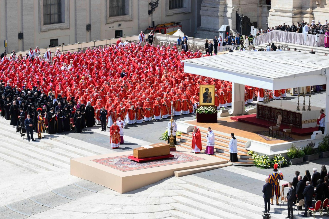 "El mundo despide a un pastor de paz y esperanza. Francisco, incansable defensor de los migrantes, los pobres y las periferias, nos deja el legado de su fe viva. Ahora, desde el cielo, seguimos pidiéndole: 'Reza por nosotros'."