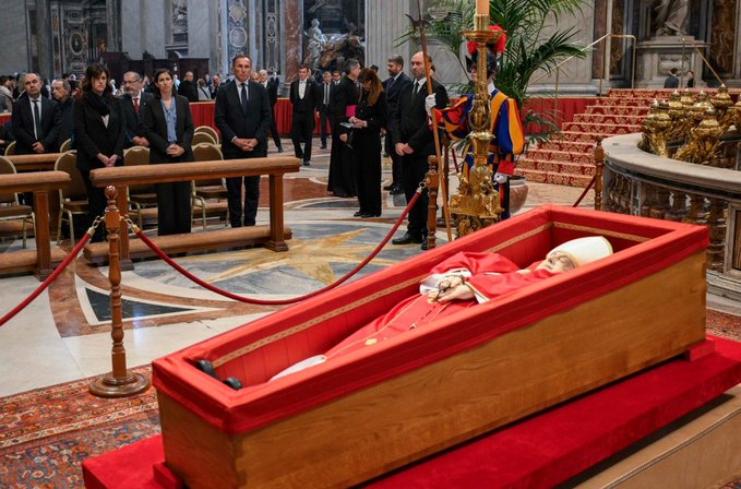 Fieles despiden al papa Francisco en la Basílica de San Pedro