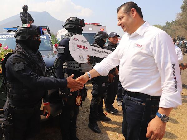 El gobernador Alejandro Armenta durante la entrega de patrulla y ambulancia, y la inauguración del Hotel Samsara en Tepeyahualco, reforzando la seguridad y el turismo local