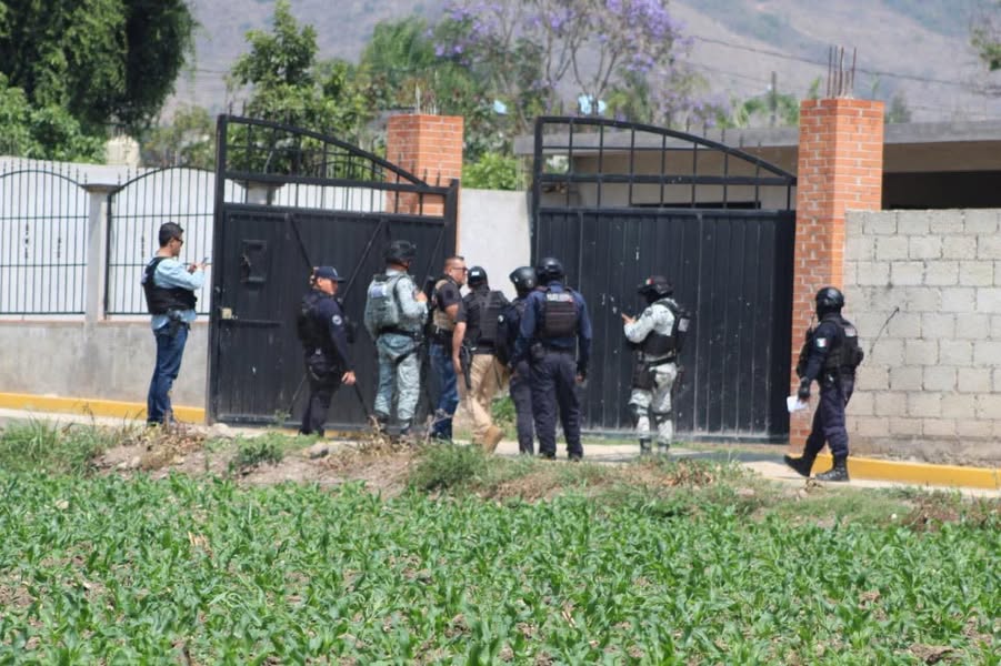 Vivienda acordonada en Maltrata, Veracruz, tras el hallazgo de tres jóvenes ejecutados.