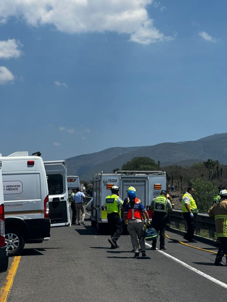 Vista de la autopista Cuacnopalan-Oaxaca tras el fatal accidente que cobró la vida de 21 personas.
