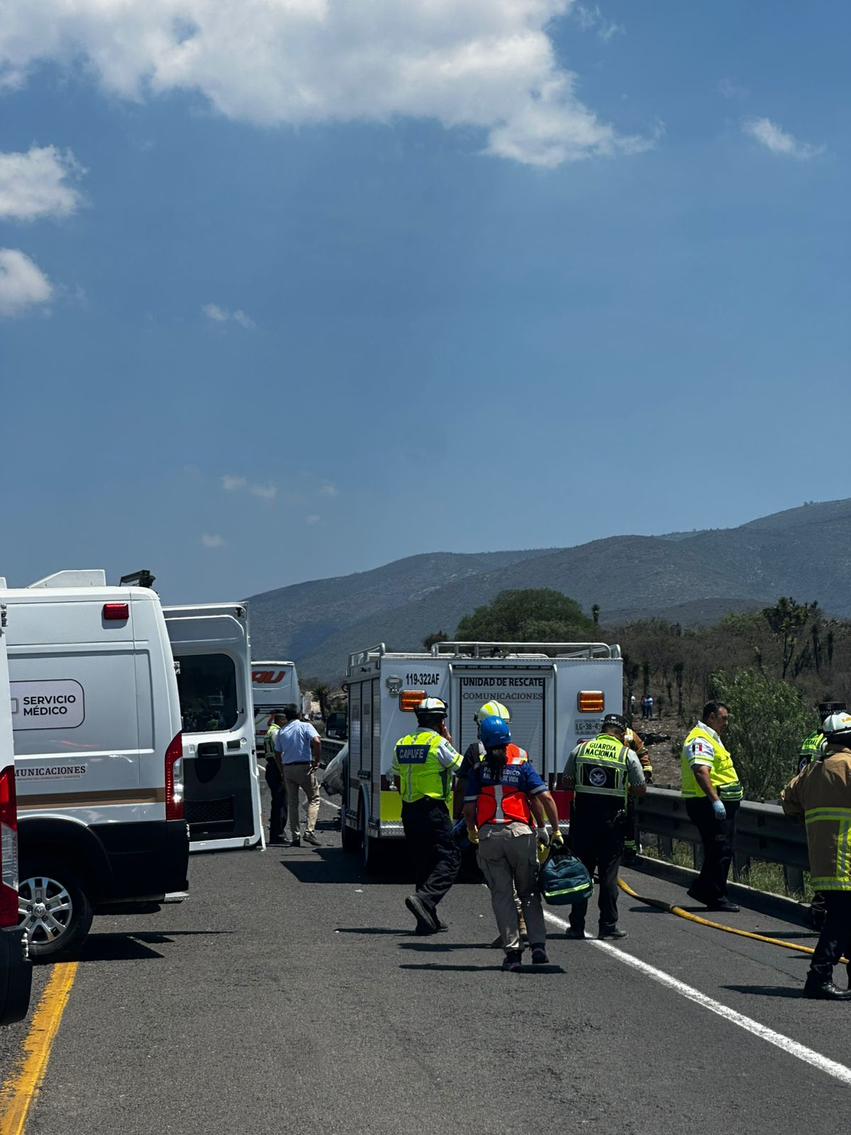 Vista de la autopista Cuacnopalan-Oaxaca tras el fatal accidente que cobró la vida de 21 personas.