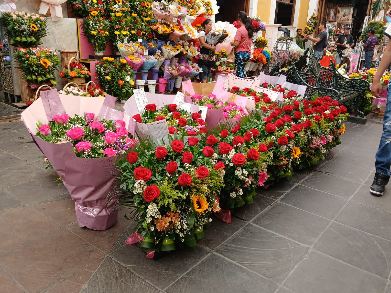 Floristas de Tehuacán preparan una gran variedad de arreglos florales para el Día de las Madres