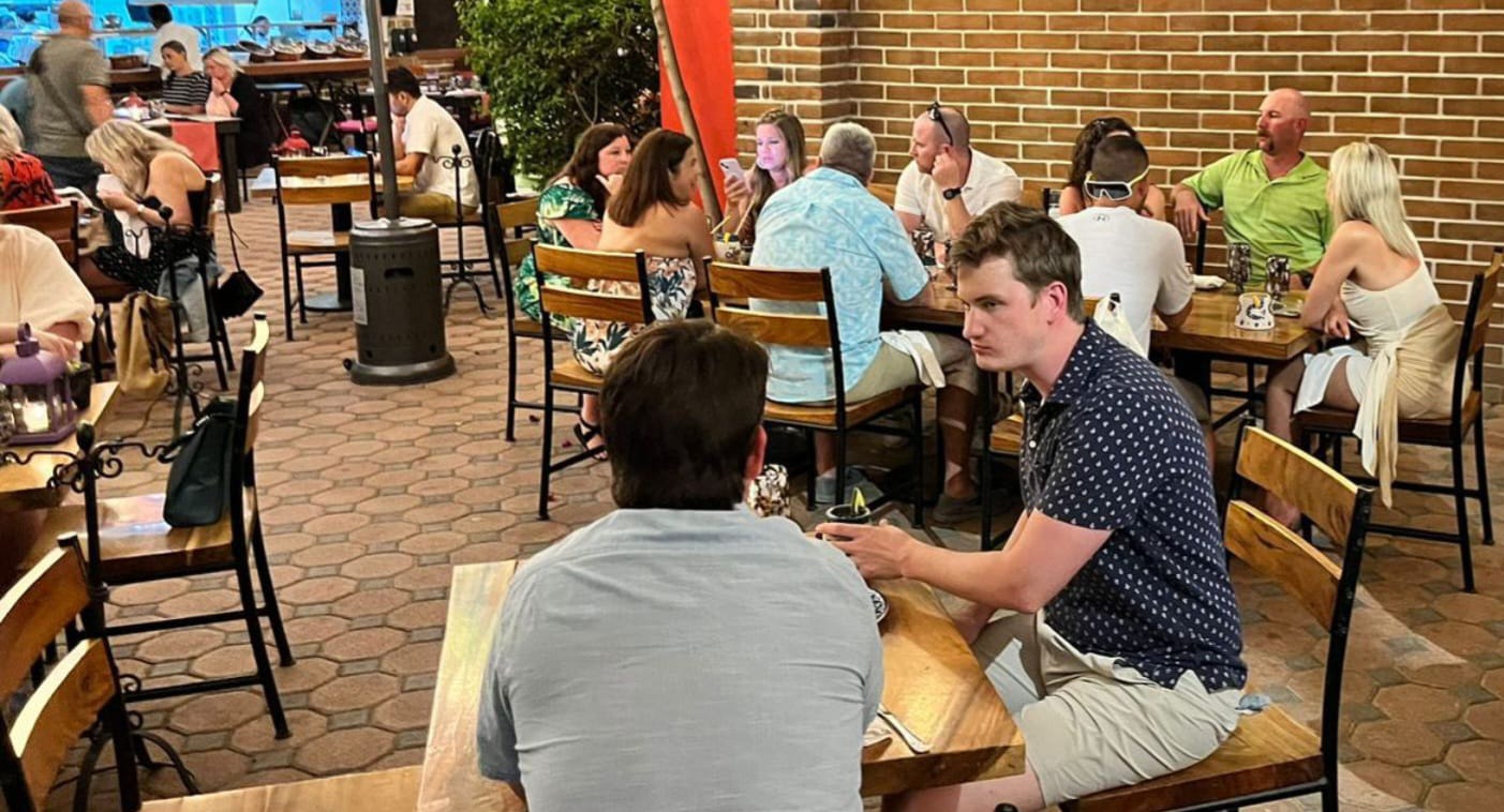 Celebración del Día de las Madres en restaurante de Tehuacán con familias disfrutando el menú especial.