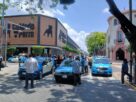 Taxistas concesionados bloquean la vialidad en Tehuacán en protesta contra las plataformas de transporte In Drive y Pronto.