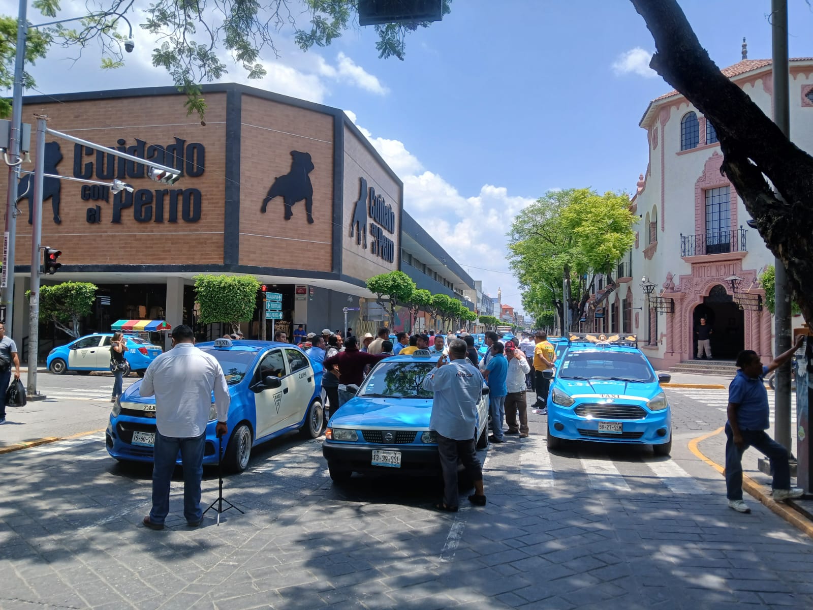 Taxistas concesionados bloquean la vialidad en Tehuacán en protesta contra las plataformas de transporte In Drive y Pronto.
