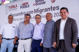 Abogados y personal del Instituto Poblano de Atención a Migrantes (IPAM) coordinan estrategias en la Casa de Representación Por Amor a Puebla en Los Ángeles, California.