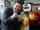 El gobernador Alejandro Armenta dialoga con la entrenadora Shirley Ann Muñoz durante su visita al Gimnasio Red Corner Escuela de Box en Puebla, destacando el apoyo al talento local.