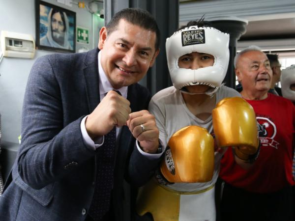El gobernador Alejandro Armenta dialoga con la entrenadora Shirley Ann Muñoz durante su visita al Gimnasio Red Corner Escuela de Box en Puebla, destacando el apoyo al talento local.