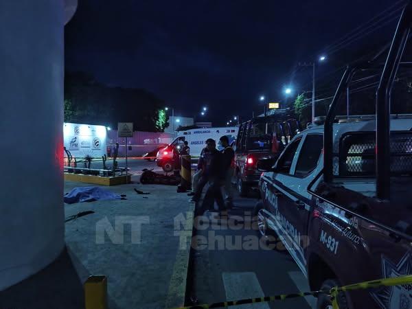 Lugar del trágico accidente donde un joven motociclista perdió la vida en Tehuacán.