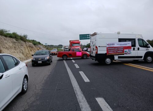 Transportistas bloquean autopistas en protesta por la falta de vigilancia de la Guardia Nacional en carreteras de Tehuacán.