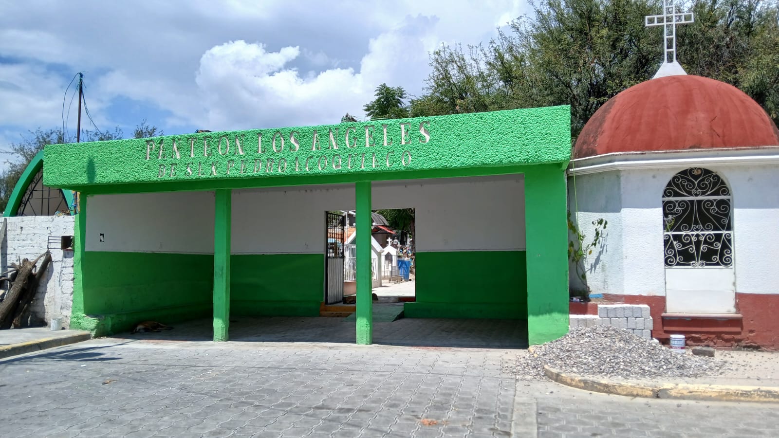El edil Eduardo Tepole Lezama supervisa los preparativos en el panteón de San Pedro Acoquiaco, que estará abierto toda la noche para el Día de Muertos.