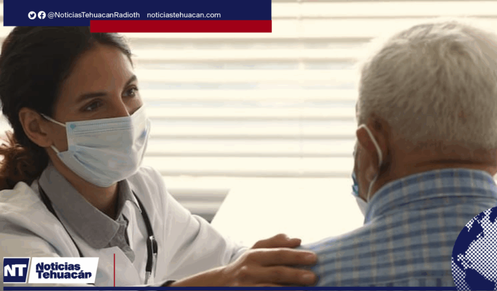 Karina Xúchiltl González, regidora de Salud de Tehuacán, anuncia apoyo económico para pacientes con cáncer.
