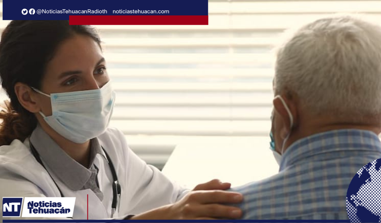 Karina Xúchiltl González, regidora de Salud de Tehuacán, anuncia apoyo económico para pacientes con cáncer.
