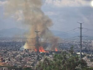 Vista del incendio en el Puente de la Concordia en Iztapalapa tras la explosión de una pipa de gas LP