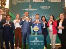 El director de la CONADE, Rommel Pacheco, y el gobernador de Puebla, Alejandro Armenta, durante la presentación oficial del Campeonato Mundial Sub-21 de Voleibol de Playa 2025