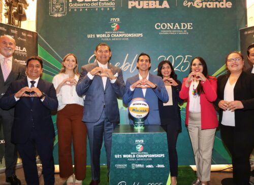El director de la CONADE, Rommel Pacheco, y el gobernador de Puebla, Alejandro Armenta, durante la presentación oficial del Campeonato Mundial Sub-21 de Voleibol de Playa 2025