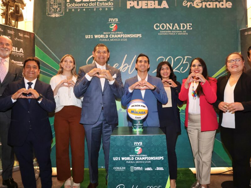 El director de la CONADE, Rommel Pacheco, y el gobernador de Puebla, Alejandro Armenta, durante la presentación oficial del Campeonato Mundial Sub-21 de Voleibol de Playa 2025