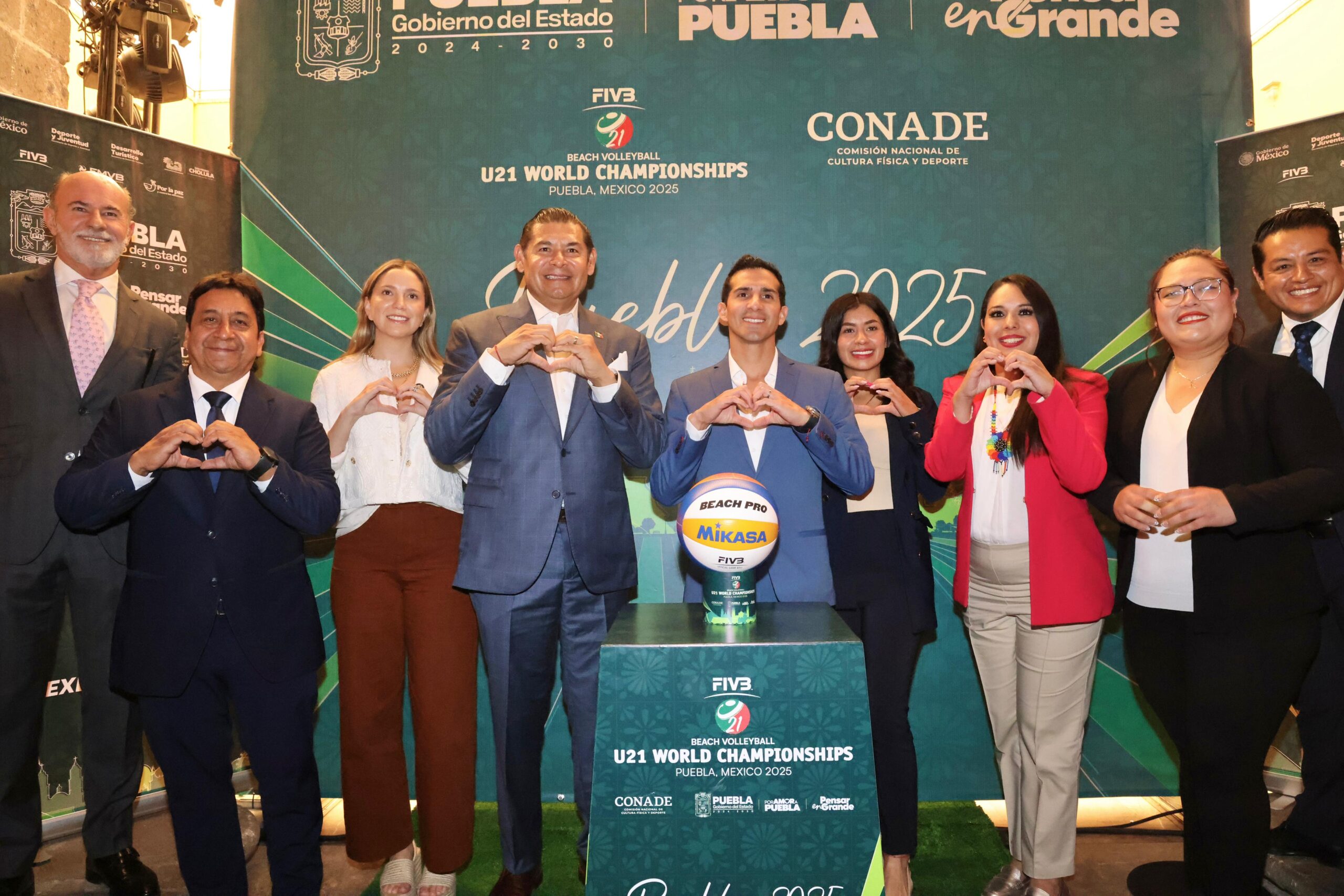 El director de la CONADE, Rommel Pacheco, y el gobernador de Puebla, Alejandro Armenta, durante la presentación oficial del Campeonato Mundial Sub-21 de Voleibol de Playa 2025