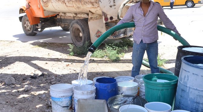 Piperos de Tehuacán reinician la carga de agua en pozos del Oosapat, priorizando el abasto a viviendas. El acuerdo concluye la protesta y normaliza la distribución del vital líquido en el municipio.
