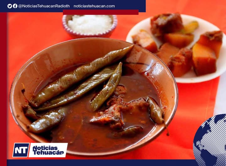 El tradicional mole de caderas en Tehuacán enfrenta disminución de ventas por inseguridad y alza de insumos.