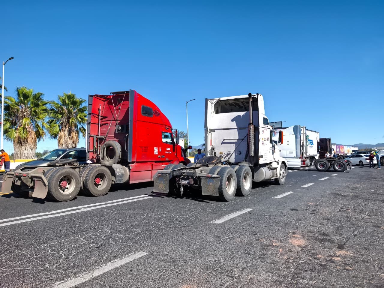 Protesta de transportistas en Tehuacán: hay un carril abierto en la autopista Cuacnopalan-Oaxaca